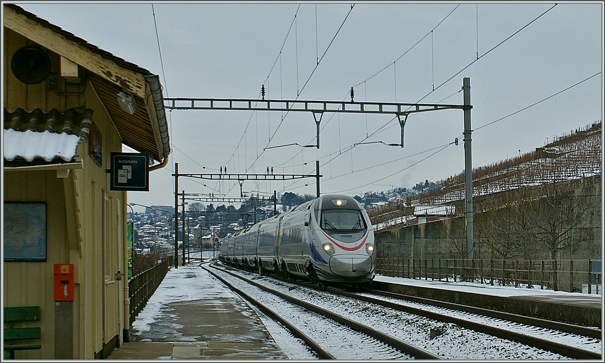 Ein SBB ETR 610 in der CIS-Lackierung auf dem Weg Richtung Milano bei der Durchfahrt in Vilette VD.
27. Dez. 2010