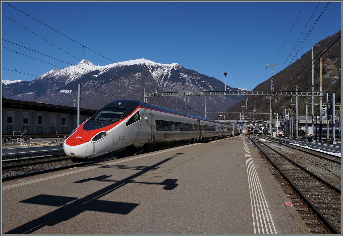 Ein SBB ETR 610 erreicht Bellinzona. 

10. März 2016