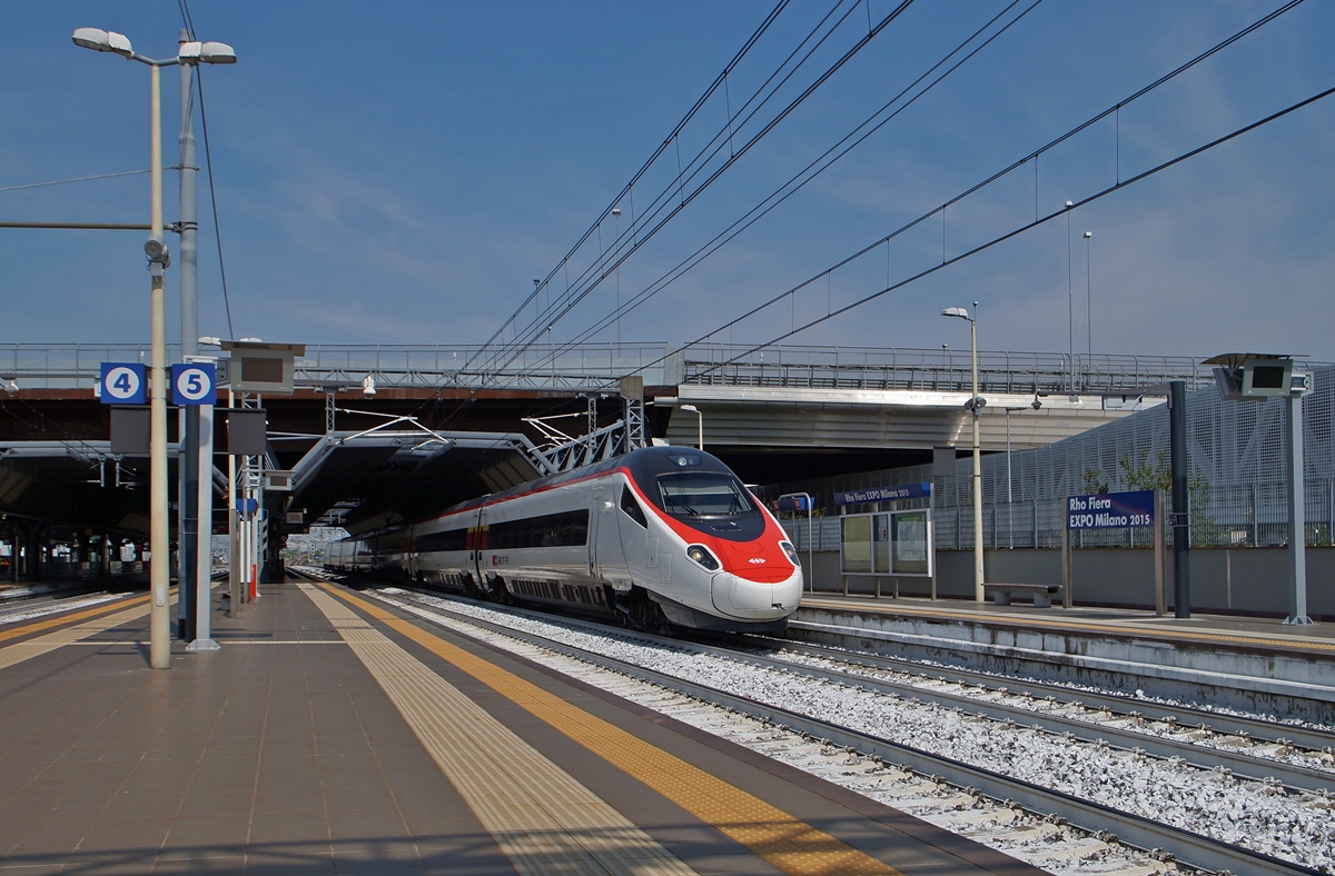 Ein SBB ETR 610 im Expo Bahnhof Rho Fiera EXPO Milano 2015.
21. Juni 2015