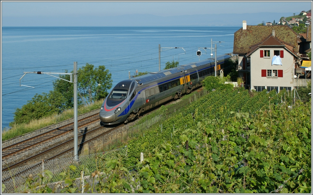 Ein SBB ETR 610 noch in den  Ursprungslackierung  auf der Fahrt Richtung Venezia bei St-Saphorin.
21. Juni 2010