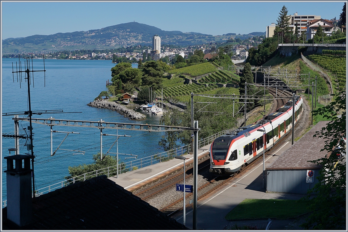 Ein SBB Flirt erreicht den Halt Veytaux Chillon. 

23. Juni 2018