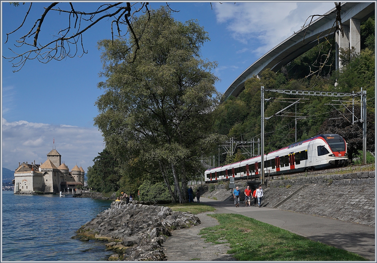 Ein SBB Flirt RABe 523 als S3 beim Château de Chillon, welches links im Bild zu sehen ist.

3. Sept. 2018