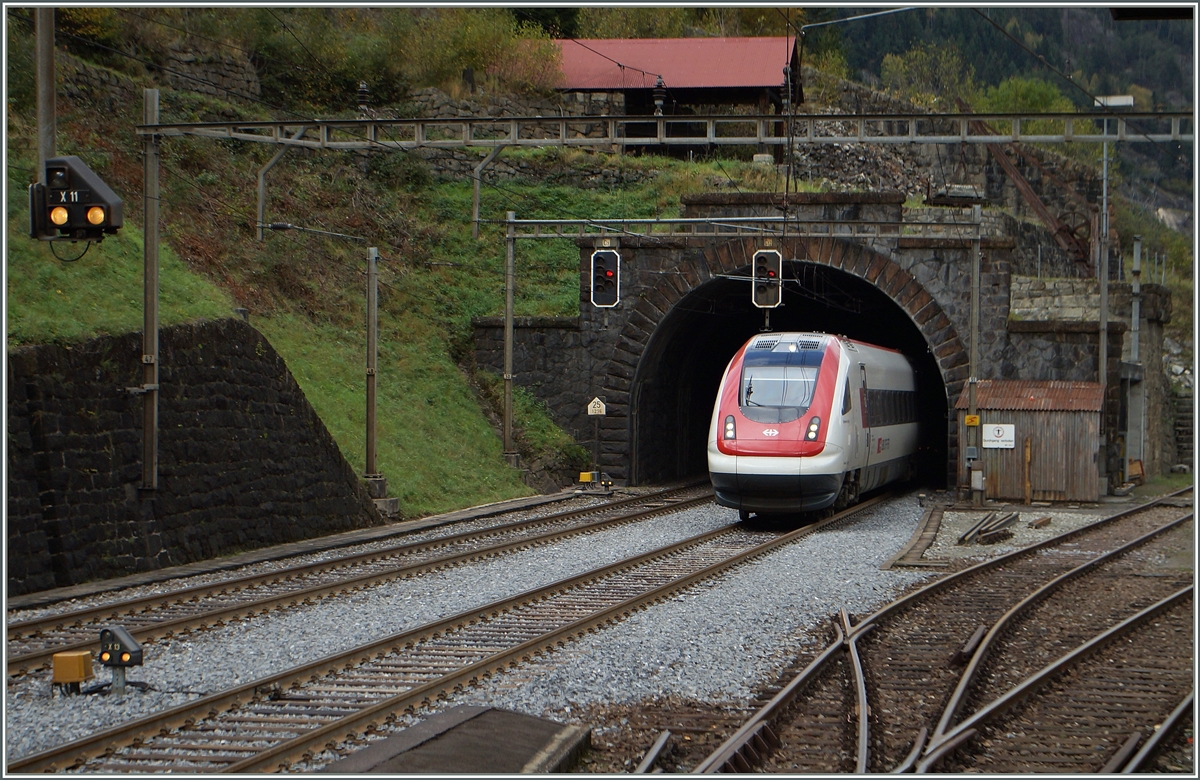 Ein SBB ICN bei Wassen.
10. OKt. 2014