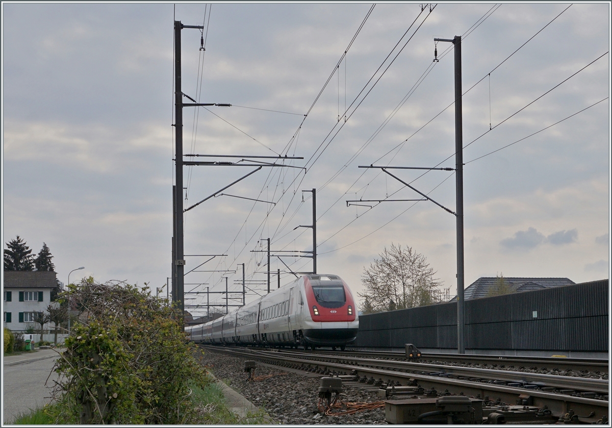 Ein SBB ICN RABe 500 hat Grenchen Süd verlassen und ist als IC5 auf dem Weg nach Lausanne. 

14. April 2021