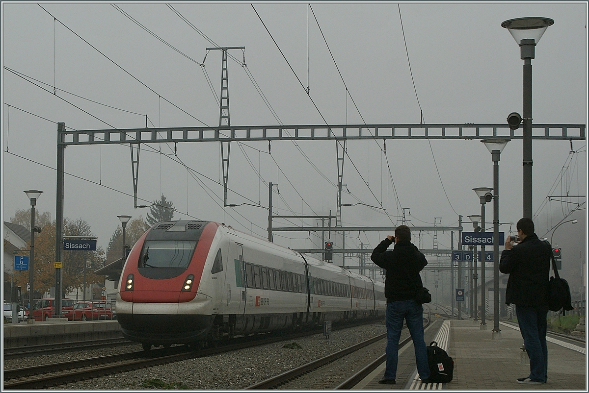 Ein SBB RABE 500 ICN wird bei der Durchfahrt in Sissach fleissig fotograiert. 

6. Nov. 2011