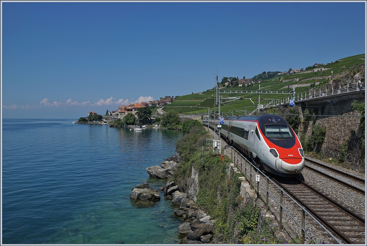 Ein SBB RABe 503 / ETR 610 als EC auf dem Weg nach Genève kurz nach St-Saphorin. Im Hintergrund ist bereits Rivaz zu sehen. 

19. Juli 2018