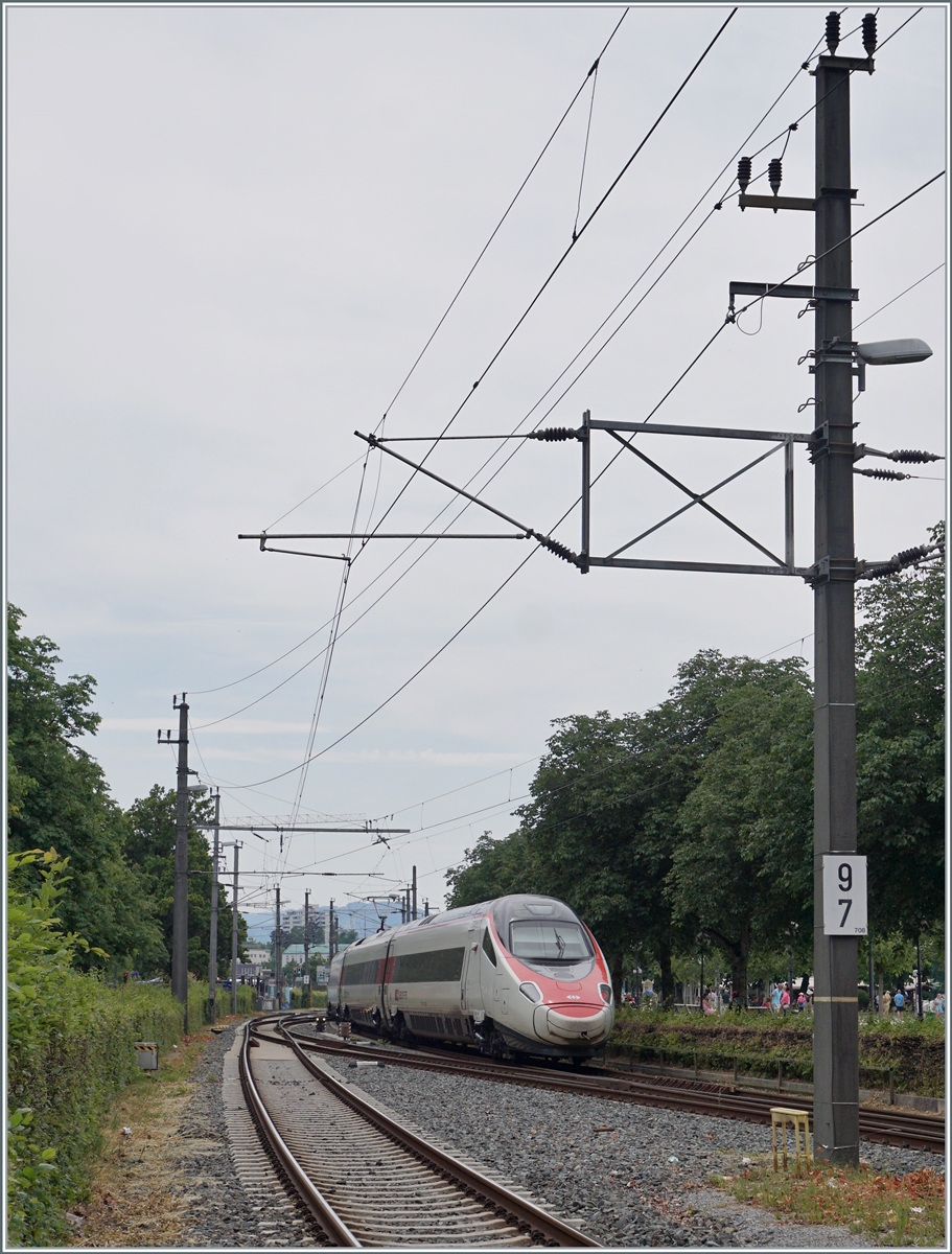 Ein SBB RABe 503 erreicht auf seiner Fahrt von Mènchen nahc Zürich HB den Bahnhof von Bregenz. 

18. Juni 2023