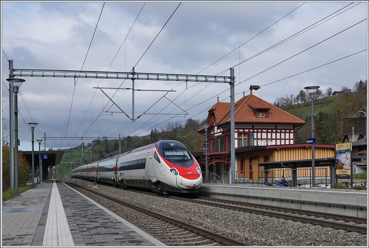 Ein SBB RABe 503 nach Milano bei der Durchfahrt in Mülenen.
30. Okt. 2017