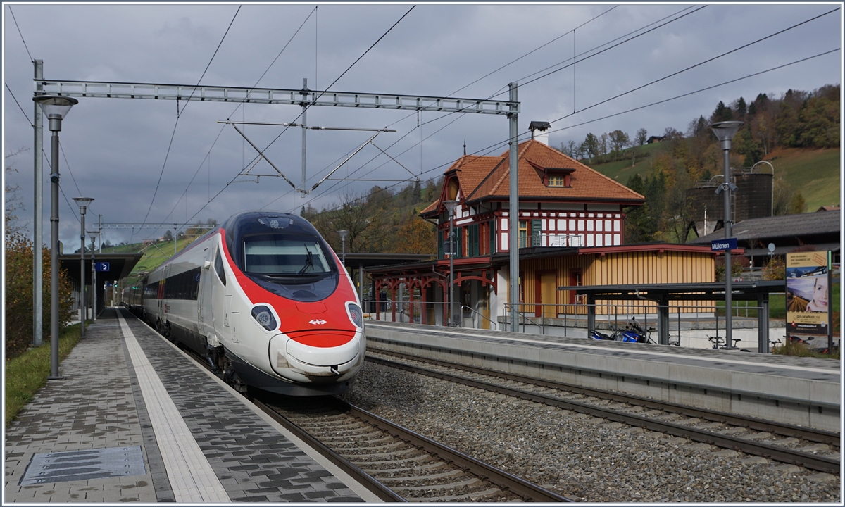 Ein SBB RABe 503 nach Basel bei der Durchfahrt in Mülenen.
30. Okt. 2017