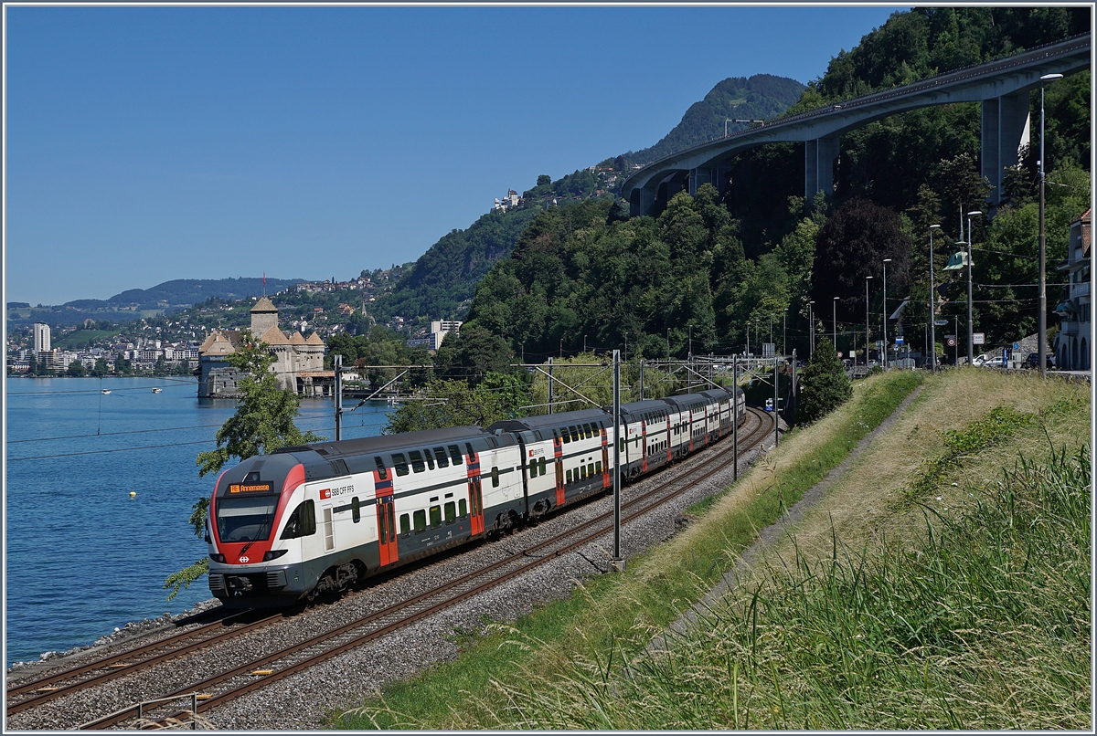 Ein SBB RABe 511 als RE nach Annemasse beim Château de Chillon. 

8. Juli 2020