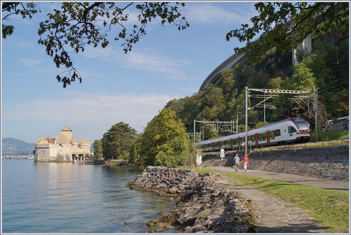 Ein SBB RABe 523 auf der Fahrt nach Villenveue vor dem Hintergrund des Schlosses von Chillon. 

28. Aug. 2019