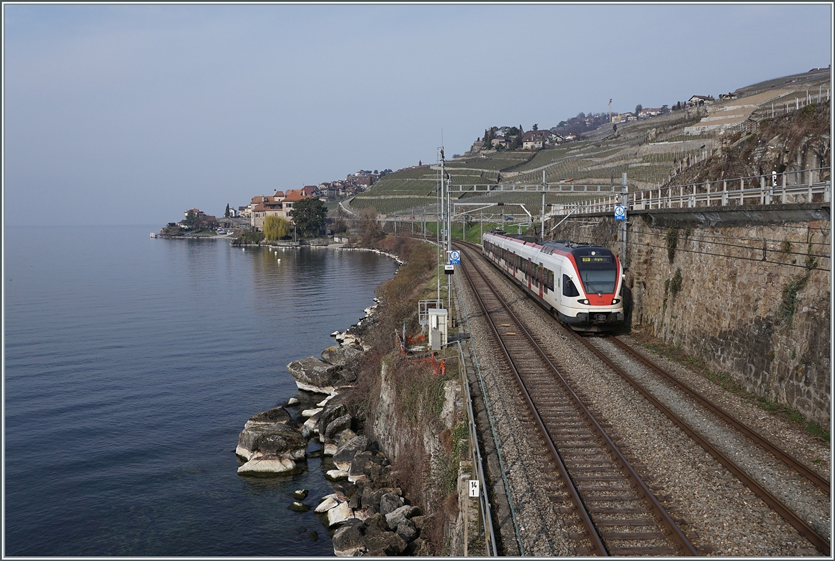 Ein SBB RABe 523 auf der Fahrt nach Aigle zwischen Rivaz und St-Saphorin. 

9. März 2021