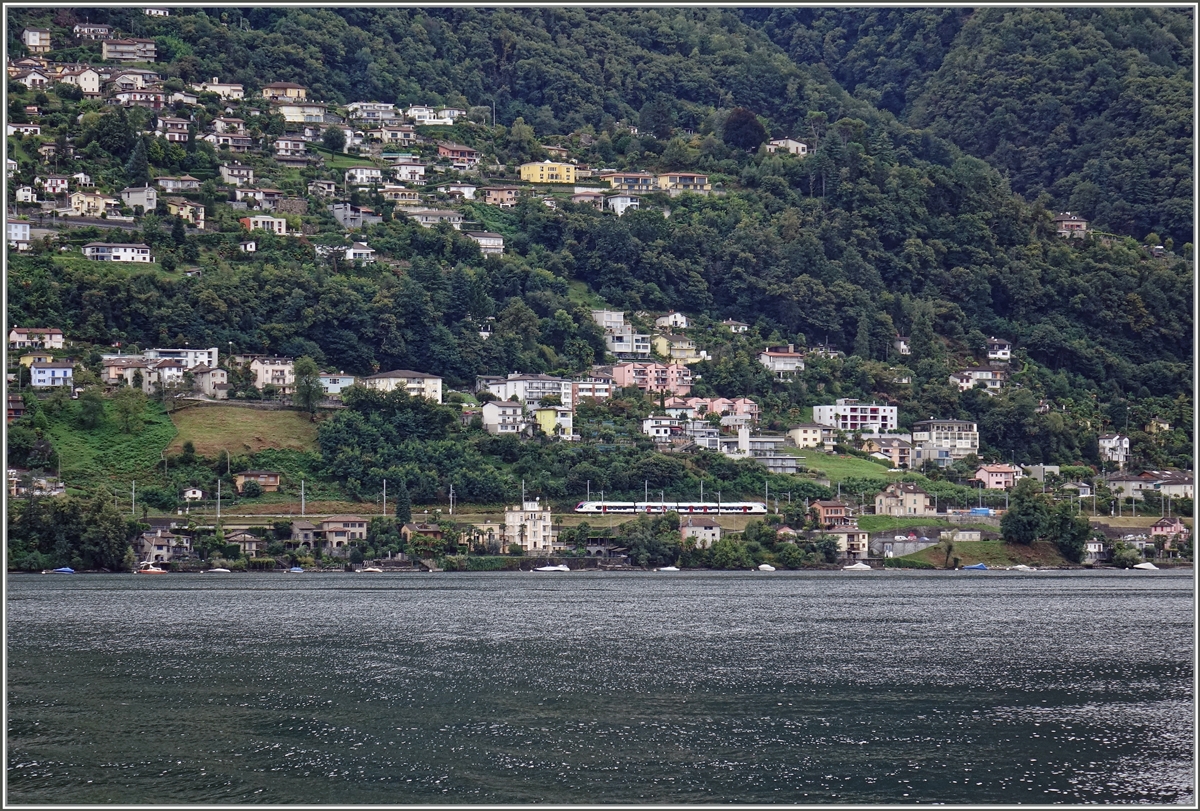 Ein SBB RABe 523 bei Territet; die Aufnahme entstand auf dem Kursschiff  Italie . 

2. Sept. 2021