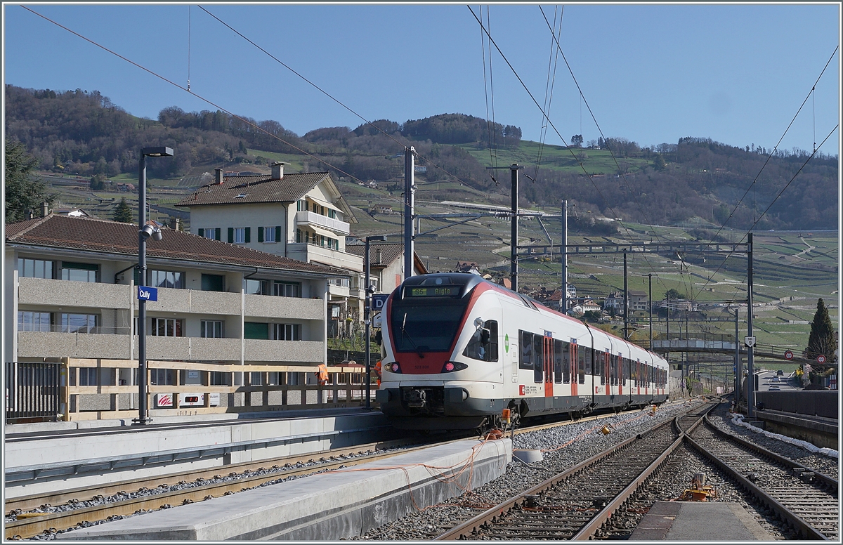 Ein SBB RABe 523 FLIRT verlässt den im Umbau befindlichen Bahnhof von Cully.

1. April 2021