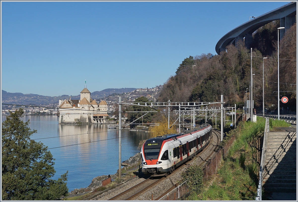 Ein SBB RABe 526 zeigt sich auf der Fahrt in Richtung Lausanne vor dem Hintergrund des Château de Chillon. 

7. Feb. 2020
