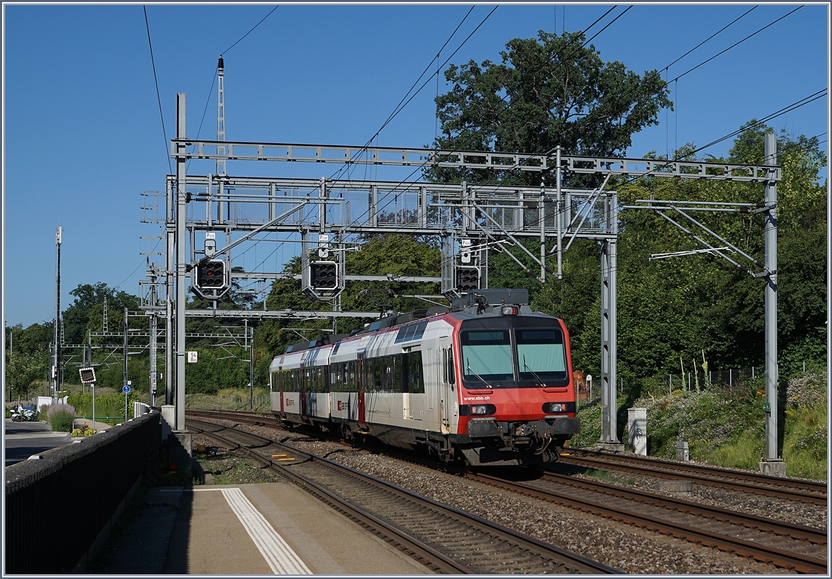 Ein SBB RBDe 560 Domino mit Abt ist in Genthod-Bellevue auf Dienstfahrt in Richutng Genève

19. Juni 2018