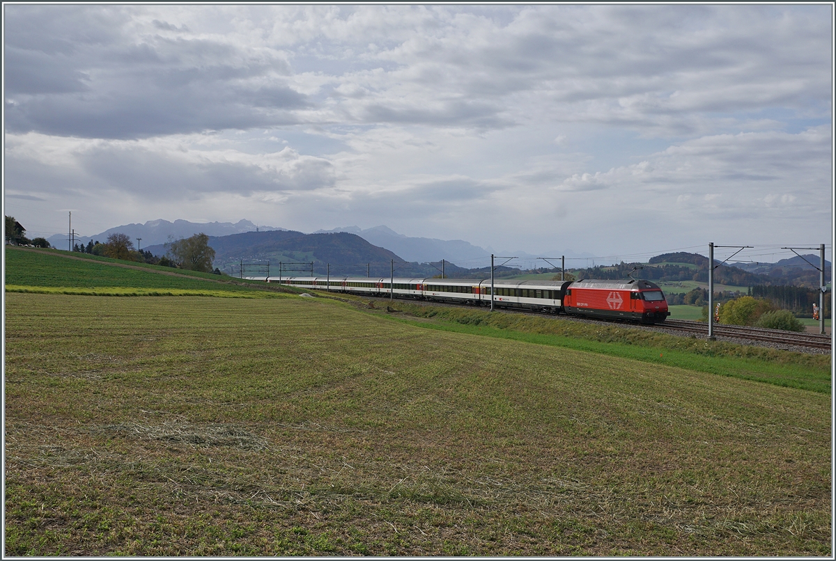 Ein SBB Re 460 ist mit ihrem IR15 von Luzern nach Genève Aéroport bei Oron unterwegs. 

22. Okt. 2020