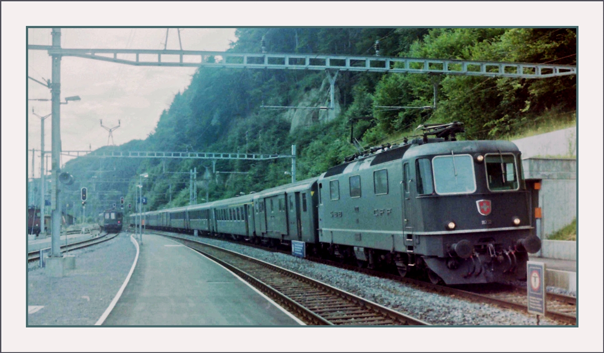 Ein SBB SAchnellzug wie er für die 70 und 80 Jhare typisch war: Re 4/4 II und EW I und II..
Hier bei der Durchfahrt in Flamatt im August 1987.
(Gescanntes Negativ)