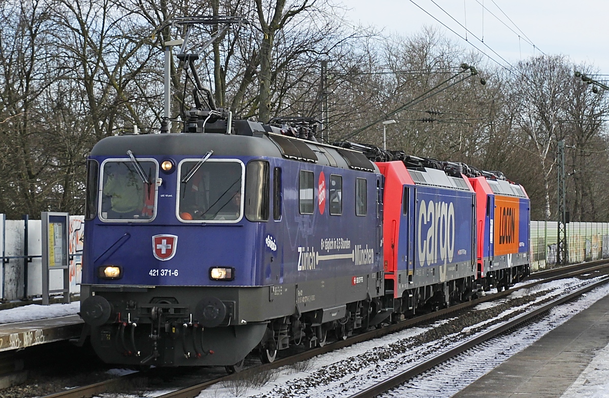 Ein seltener Gast am Niederrhein: Am 14.02.2021 zieht die 421 371-6 die 484 013 und die 482 039-5 durch Neuss S�d. Ziel der Fahrt ist Krefeld. W�hrend die 482 weiter nach Hamburg zu Locon fahren wird, geht es f�r die beiden anderen Loks am 16.02.2021 mit f�nf Wagen der Centralbahn von M�nchengladbach aus zur�ck in die Heimat.