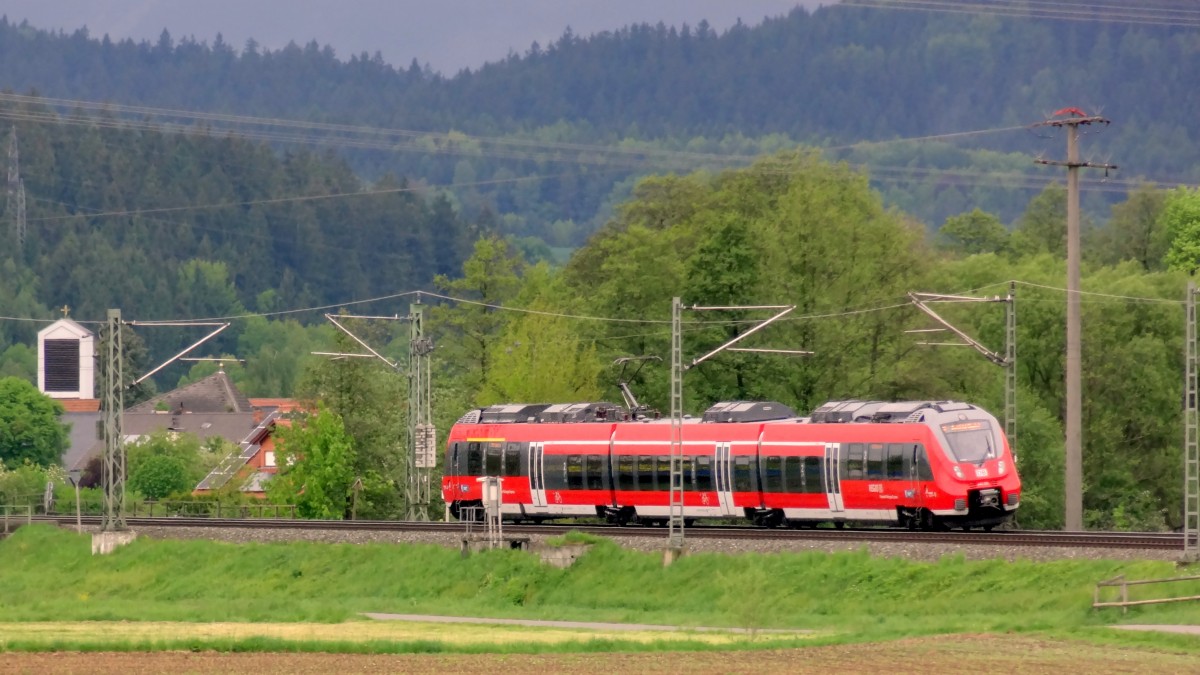 Ein Talent2 ist auf dem Weg nach Saalfeld.
Aufgenommen in der Nähe von Gundelsdorf im Mai 2014.