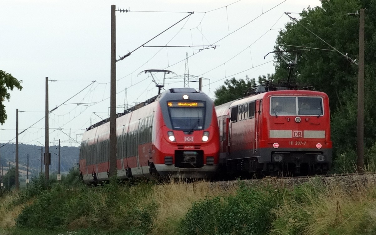 Ein vierteiliger 442er f�hrt am Abends des 20.August 2013 nach W�rzburg Hbf, hier bei der Begegnung mit 111-207, die gerade ihre 3 n-Wagen in die Abstellung nach Bamberg bringt.