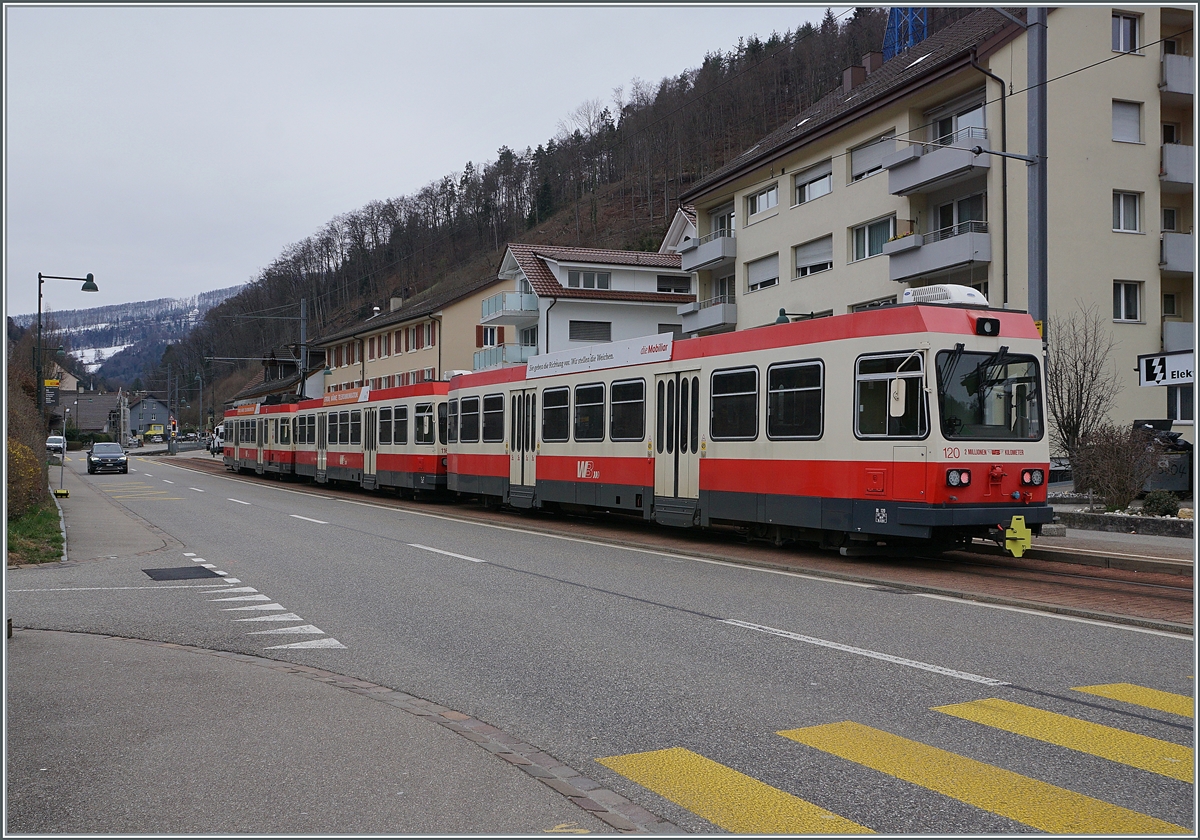 Ein WB Zug nach Waldenburg beim Halt in Oberdorf. 

21. März 2021