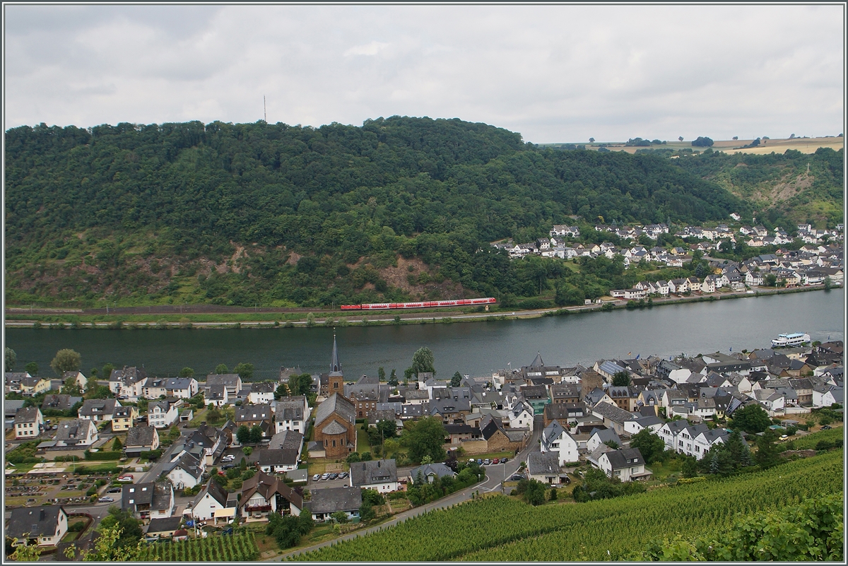 Eine 143 ist mit einer RE zwischen Kattens und Löf an der Mosel unterwegs.

21. Juni 2014