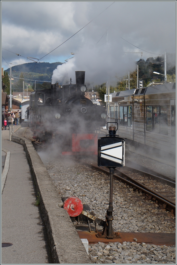 Eine B-C Dampflok bei ihrer rauchigen Rangierfahrt in Blonay.
4. Okt. 2015