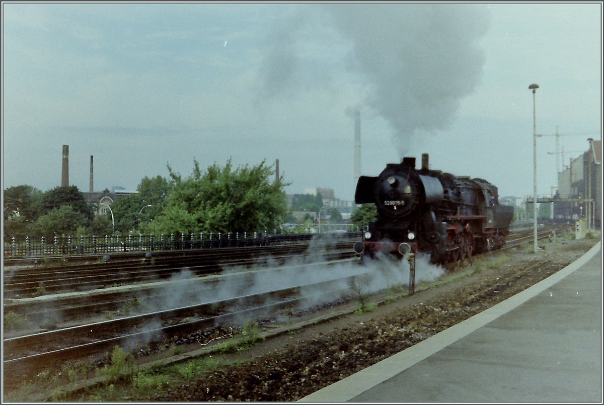 Eine Dampflok der BR 52 verl�sst Berlin Hauptbahnhof (heute Ostbahnhof) Richtung Stadtbahn, welche noch nicht elektrifiziert ist.
26. Aug. 1994 (Scan)
