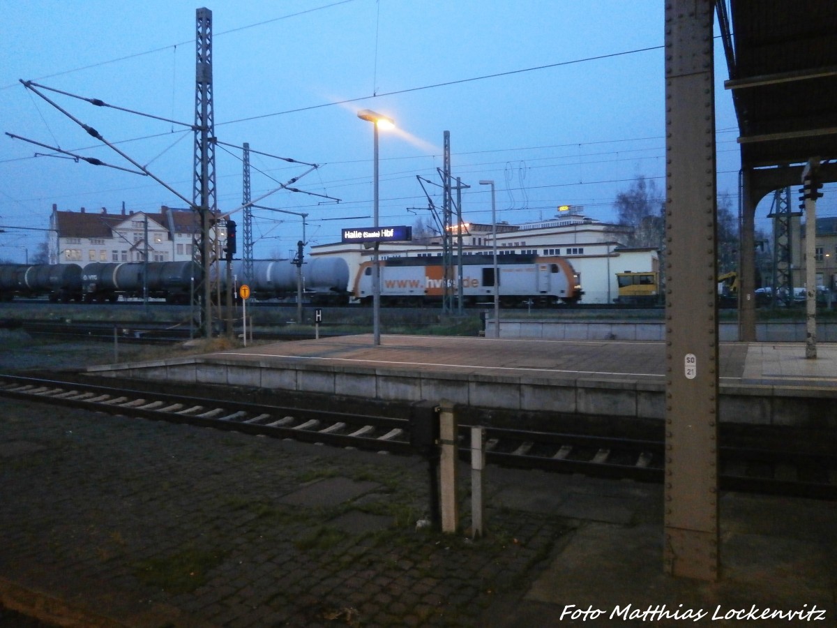 Eine HVLE Traxx Diesellok mit einem G�terzug beim vorbei fahren am Hallenser Hbf am 6.1.15
