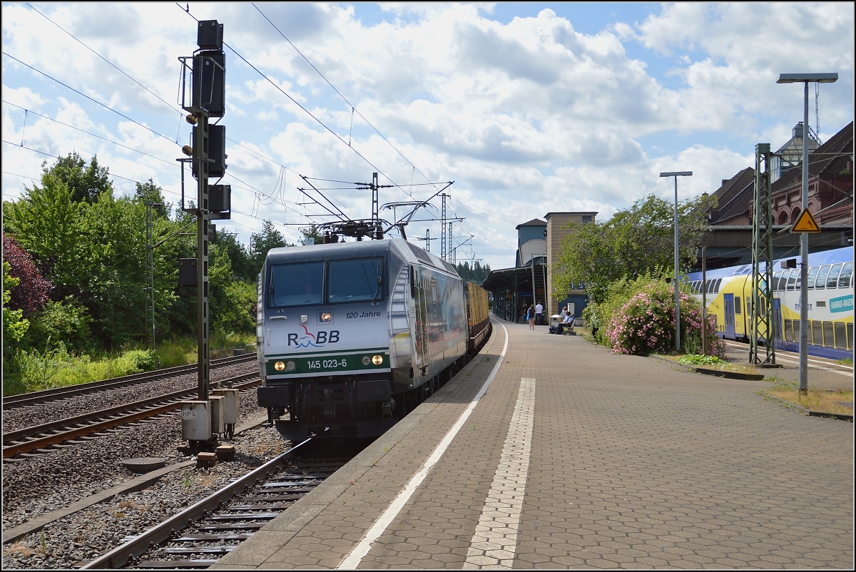 Eine Lok mit Schweizer Vergangenheit. Als Re 486 651 für die MThB gebaut, von der SBB unter Re 481 001 übernommen, heute als 145 023-6 bei der Press mit schöner Werbefolie in Betrieb. Hamburg Harburg, Juli 2015.