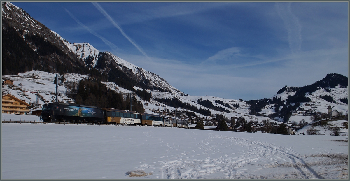 Eine MOB Ge 4/4 mit einem Panoramic Express bei Château d'Oex. 
26. Jan. 2016
