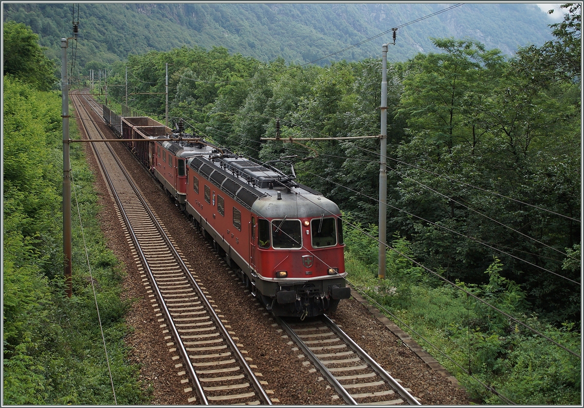 Eine  Re 10/10  fährt bei Varzo bergwärts.
2. Juli 2014 