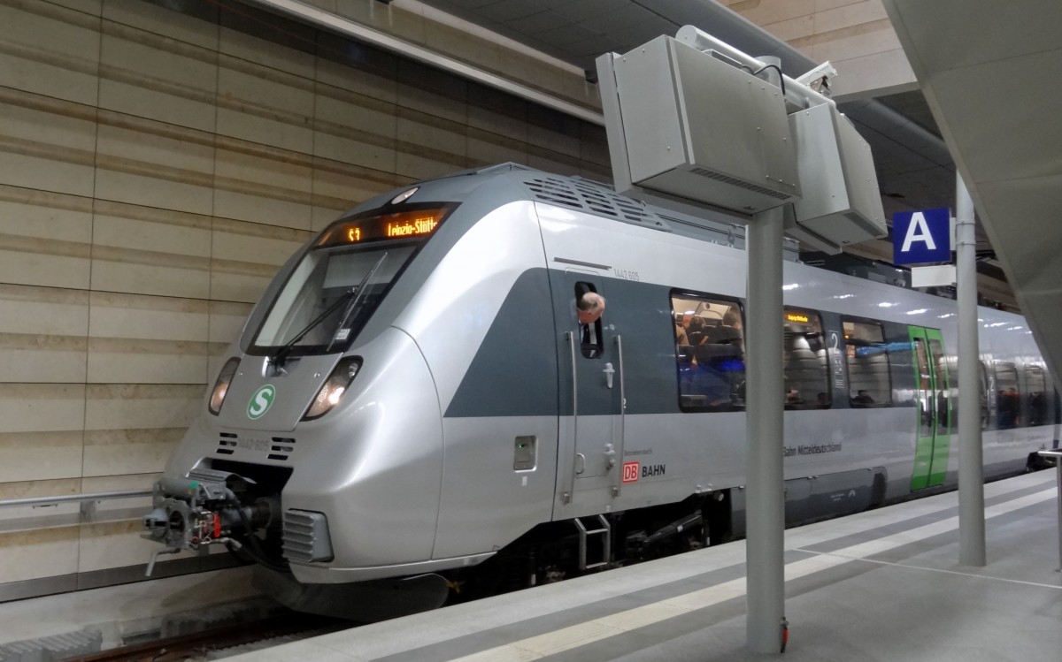 Eine S-Bahn steht in Leipzig Hbf(tief)
Aufgenommen im Dezember 2013.