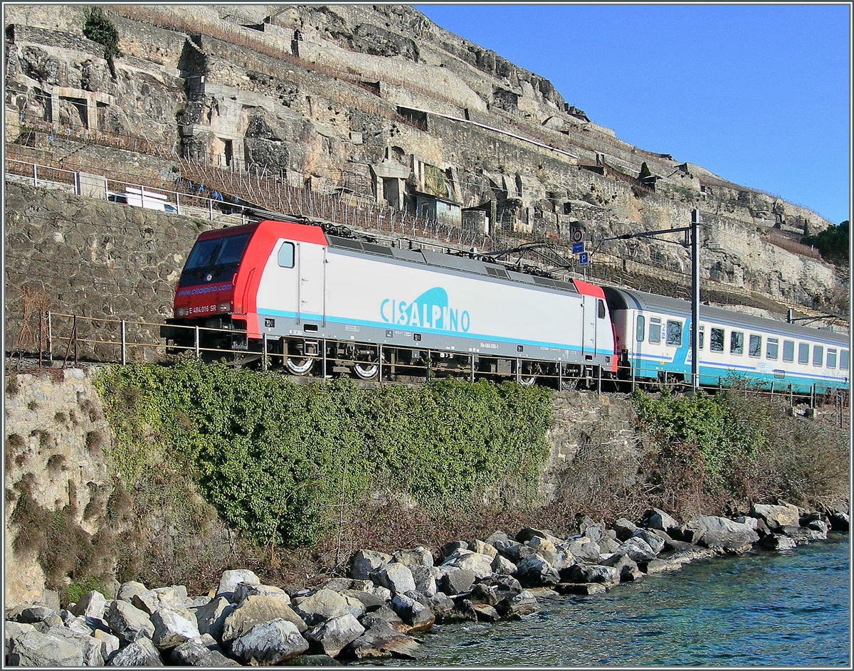 Eine von SBB Cargo an Cisaplino vermeitete Re 484 mit einem CIS EC bei Rivaz.
28. Jan. 2007