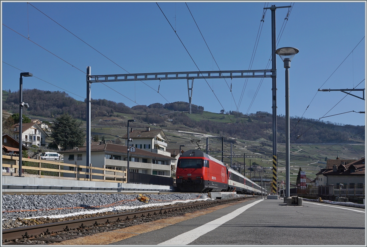 Eine SBB Re 460 schiebt am ersten Betriebstag des neu hergerichtetn Gleies 1 in Cully ihren IR in Richtung Wallis. Die beiden anderen Gleise müssen noch umgebaut werden. 

1. April 2021