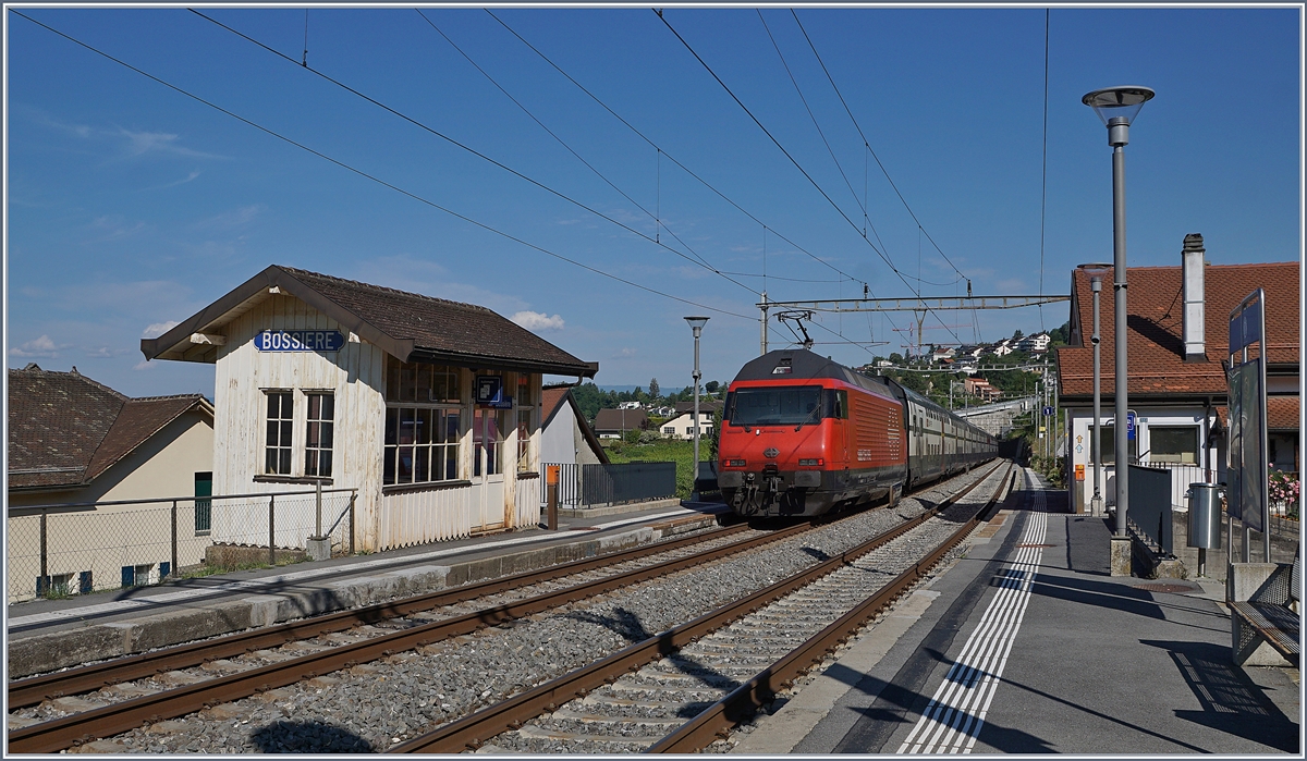 Eine SBBB Re 460 mit einem IC 1  auf der Fahrt nach Genève Aéroport bei der Durchfahrt in Bossière.

14. Juli 2020