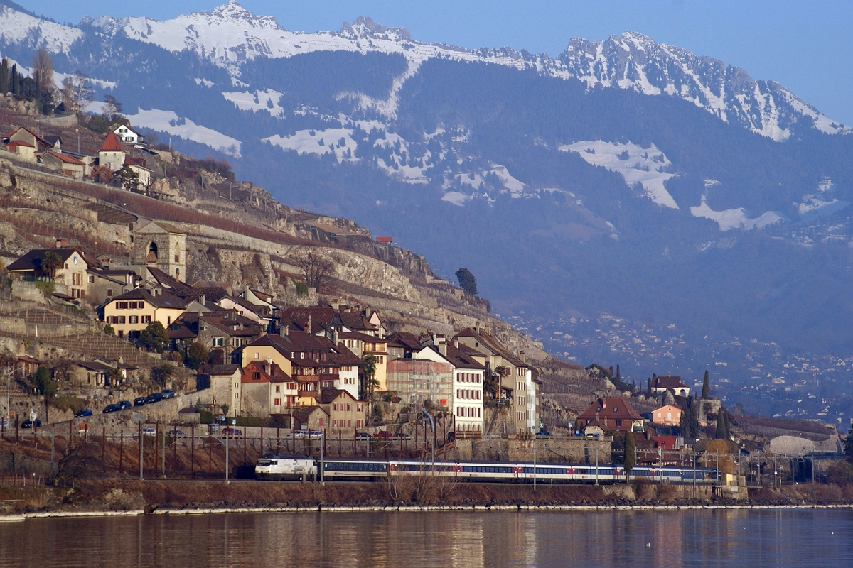 Eine Werbe Re 460 ist bei St-Saphorin mit ihrem IR auf dem Weg in Richtung Lausanne.

1. März 2012