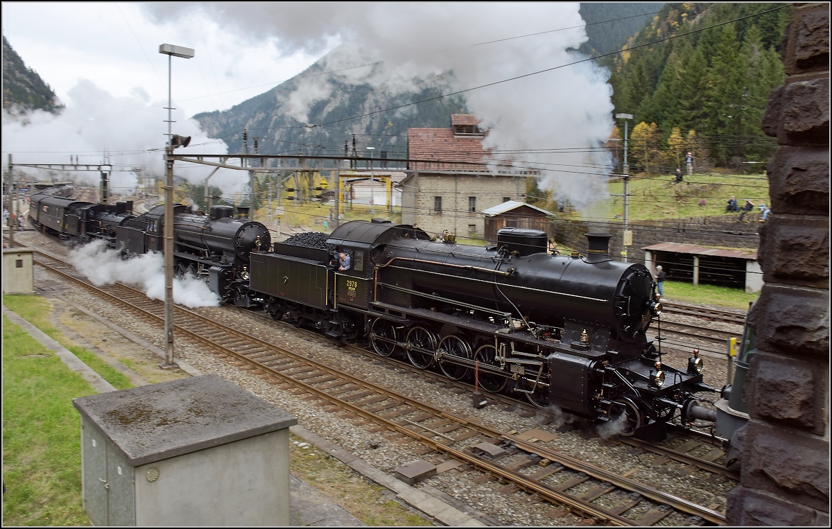 Elefanten am Gotthard. C 5/6 2978 und 2969 sowie B 3/4 1367 beschleunigen den langen Sonderzug in den Gotthardtunnel hinein. Drinnen muss allerdings Re 4/4<sup>II</sup> 11161 f�r Traktion sorgen. Ein klein wenig von ihr ist noch zu sehen. G�schenem, Oktober 2017