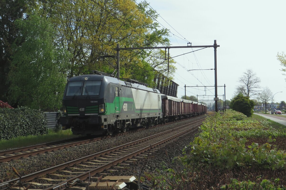 ELL/LTE 193 944 zieht ein Ganzzug durch Wijchen am 28 April 2023.
