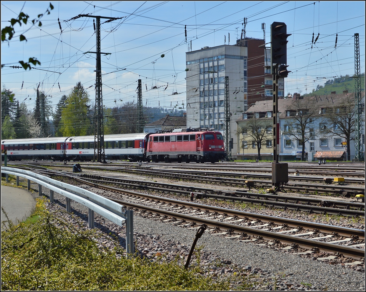 Ende der 110er-Herrlichkeit. Hier 115 459-0 mit IC 187 Stuttgart-Zürich. Singen, April 2014.