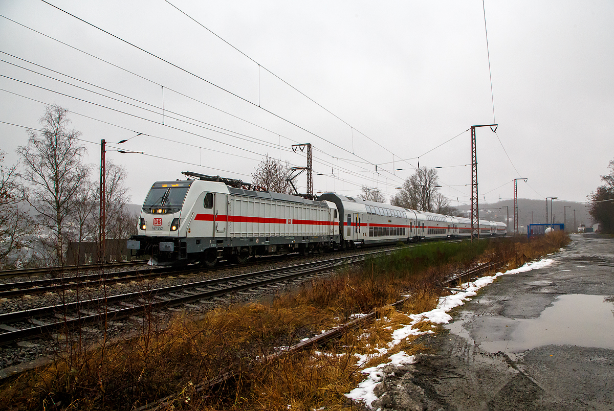 Endlich ist es soweit, das Siegerland ist wieder am Fernverkehr angeschlossen..... 
Seit heute (dem Fahrplanwechsel Dez. 2021) fahren nun wieder IC´s zwischen Frankfurt am Main und Siegen. Eigentlich würden sie auch weiter auf der Ruhr-Sieg-Strecke (KBS 440) in nördlicher Richtung fahren, aber die Strecke ist noch wegen der Flutkatastrophe auf der Ruhr-Sieg-Strecke unterbrochen. Kleine Kurzschlüsse in den Kabelanlagen sorgen noch für eine Verlängerung der Bauarbeiten. Die Inbetriebnahme verschiebt sich auf 20. Dezember 2021.

Eigentlich war heute kein Fotowetter, aber einen der ersten musste ich doch ablichten. Die 147 552 (91 80 6147 552-4 D-DB) der DB Fernverkehr AG fährt am 12.12.2021 mit dem IC2 (IC 2228) auf der Dillstrecke (KBS 445) durch Rudersdorf (Kr. Siegen) in Richtung Siegen. Zurzeit ist der Hbf Siegen Endstation, vermutlich ab 20.12.2012 ist es dann Hamm(Westf)Hbf.

Die Flutkatastrophe im Sommer 2021 hatte die Ruhr-Sieg-Strecke (KBS 440) massiv beschädigt, an vielen Stellen war die Infrastruktur auf einer Länge von rund 30 Kilometern völlig zerstört. Um die Strecke schnellstmöglich wieder in Betrieb zu nehmen, hat die DB zeitgleich die völlig unterspülten Gleise neu aufgebaut und das überflutete Stellwerk mit seinen zahlreichen Innen- und Außenanlagen neu errichtet. Allein dafür mussten rund 3.500 einzelne Kabeladern an Signale, Weichen und Zugsicherungssysteme angeschlossen werden.


Die TRAXX P160 AC3 wurde 2016 von Bombardier in Kassel unter der Fabriknummer 35224 gebaut und an die DB Fernverkehr AG geliefert. Sie hat die Zulassungen für Deutschland und die Schweiz, daher hat sie auch vier Stromabnehmer.
