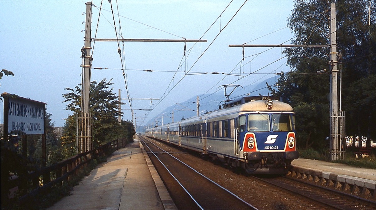 Erinnerungen an den  alten  Transalpin: Zwischen 1965 und 1977 verkehrten die �BB-Triebwagen der Reihe 4010 zwischen Wien und Basel. Zwar fuhren sie wie die abgebildete Doppeltraktion mit 4010.21 an der Spitze auch durch Rattenberg-Kramsach, doch das Foto entstand im September 1984, es handelt sich also  nur  um eine inner�sterreichische Verbindung.