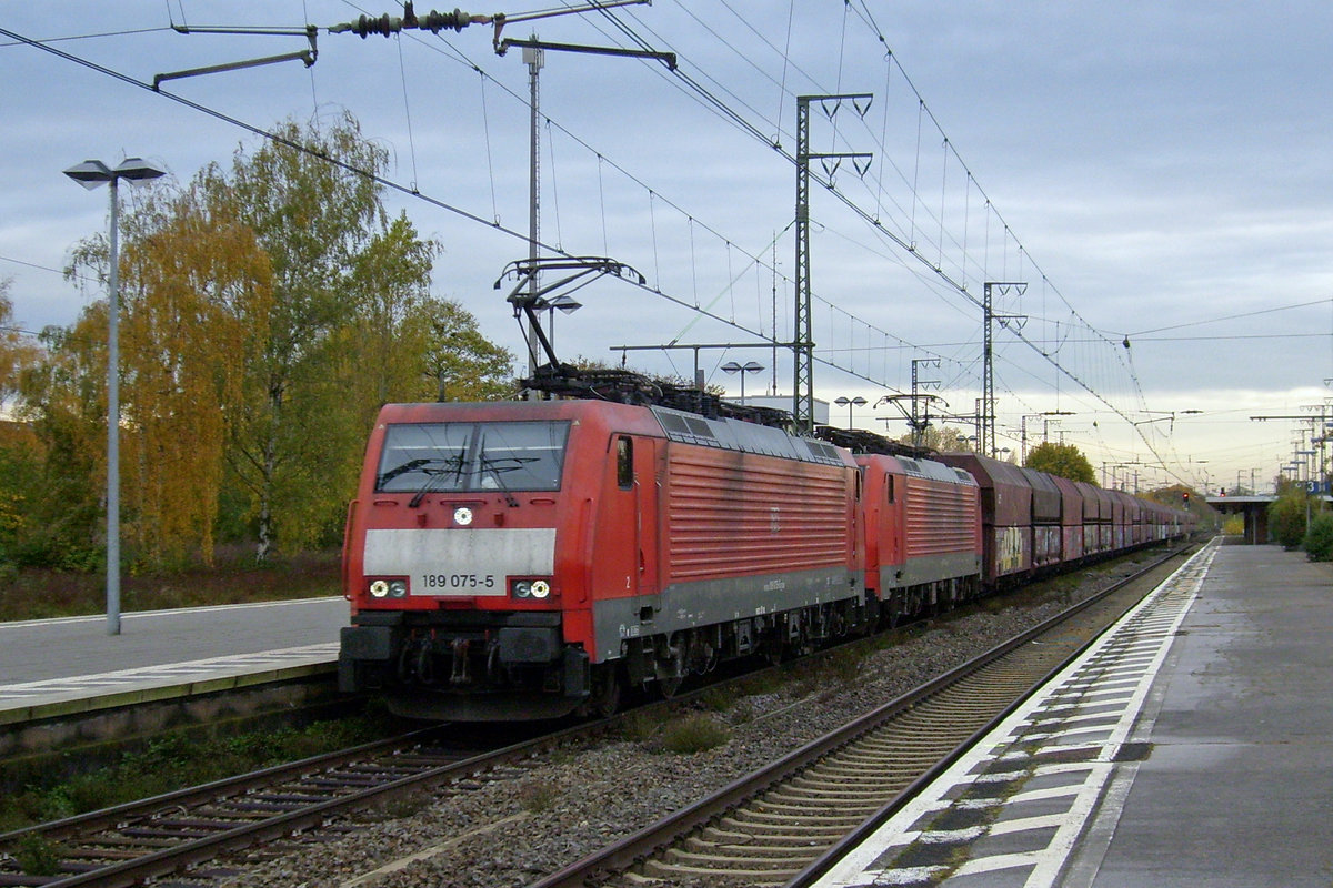 Erzbomber mit 189 075 durchfahrt am 14 November 20190 Emmerich.