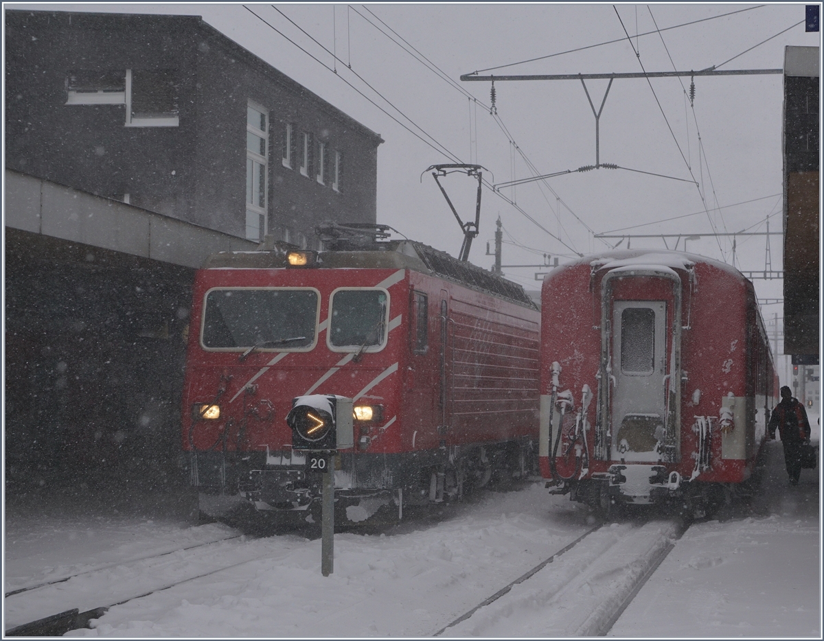 Es schneit, es windet! Andermatt mit Zügen von und nach Disentis. Wie üblich steht die HGe 4/4 II perfekt ungeschikt vor dem Weichensignal - aber bei seinem solchen Wetter hat die MGB natürlich keine Fotografen erwartet...
5. Jan. 2017