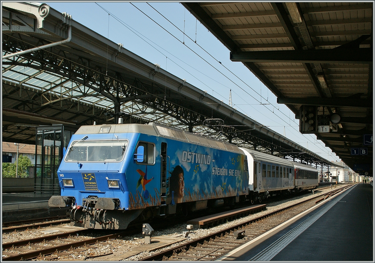 Etwas  Ostwind  in Lausanne: die SOB Re 456 143 mit einem Extrazug in Lausanne auf Gleis 2, womit sich jedoch die Einladung auf der Lok er�brigt, da das Gleis 2 Lausanne keinen Bahnsteig hat. 
15. Juli 2013