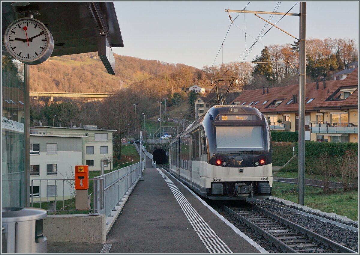 Etwas später als gedacht (etwa vier Jahre) und gegen den leider erfolglosen Kampf der Kunden und Anwohner wurde auf den Fahrplanwechsel im Dez. 2022 die Haltestelle Vevey Vignerons bei der MVR in Betrieb genommen, welche die schön länger geschlossene Statin Clies und die nun ebenfalls aufgegeben Haltestelle Gilamont ersetzen soll.
Im Bild der CEV MVR ABeh 2/6 7506 bei der Weiterfahrt nach Vevey nach dem Halt in Vevey Vignerons.

7. Jan. 2023