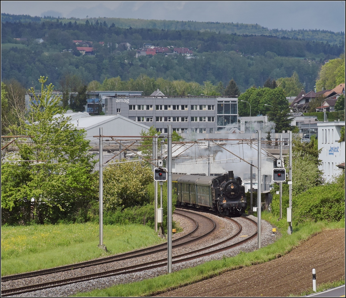 Fahrleitungsstörung nannte sie die Veranstaltung, um an die Dampfreserve in Olten für solche Fälle zu erinnern. Habersack Eb 3/5 5819 der SBB Historic auf seiner Rundfahrt über die Hauenstein-Bergstrecke und den Bözberg. Schinznach Bad, April 2019.