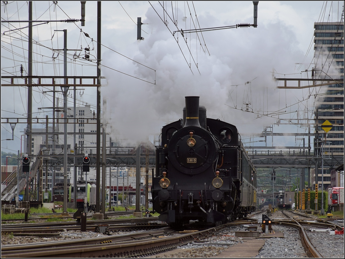 Fahrleitungsst�rung nannte sie die Veranstaltung, um an die Dampfreserve in Olten f�r solche F�lle zu erinnern. Durchfahrt des Sonderzugs in Pratteln mit Eb 3/5 3819. Die bekannte Stelle in der G�terstrasse sorgt f�r spannende Bilder. April 2019.