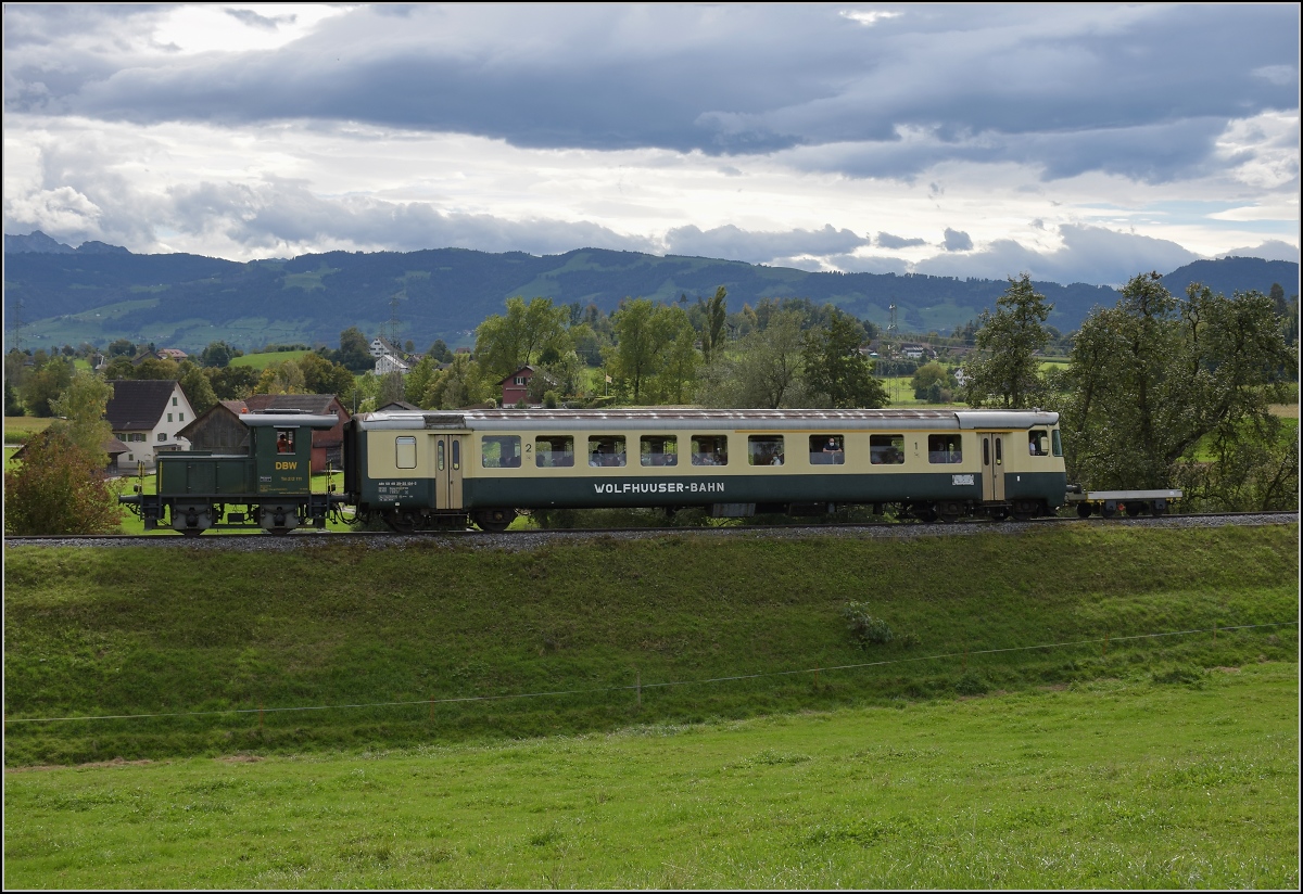 Fahrtag Wolfhuuser Bahn.

Tm 2/2 111 beim Gehöft Büel am Ortsende Bubikon. Oktober 2021.